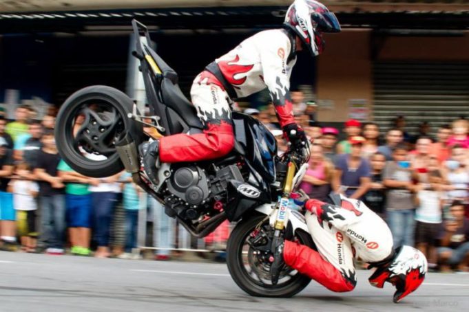 Barueri recebe show de acrobacias com motos em prol da APAE