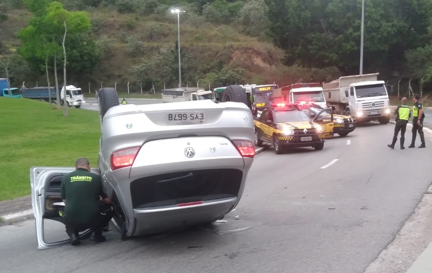 Manhã começa com acidente e trânsito no Aldeinha - Barueri na Rede