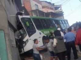 Motociclista fica ferido gravemente ao chocar-se contra caminhão na Castelo  Branco - Barueri na Rede